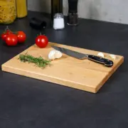 Schneidebrett aus Kirsche mit Küchenutensilien dekoriert, handgefertigt und geölt