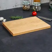 Schneidebrett aus massivem Kirschholz ohne Saftrille und Griffmulde, handgefertigt mit geölter Oberfläche