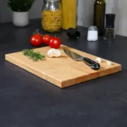 Eckansicht eines handgefertigten Schneidebrettes aus Kirschholz