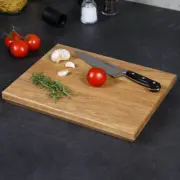 Schneidebrett mit Schweizer Kante mit Küchenutensilien dekoriert, handgefertigt und geölt