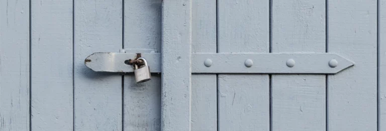 Verklebtes Vorhängeschloss reinigen